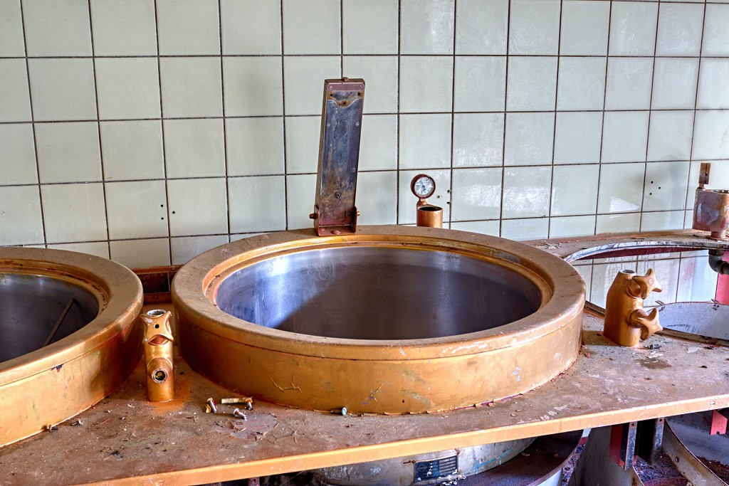 chateau rouge kasteel urbex hdr hotel torrance titantia bambi red castle verlaten trash abandoned